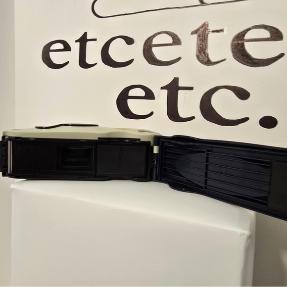 Vintage POLAROID i-Zone Instant Pocket Film Camera W/ Strap - Picture 6 of 7